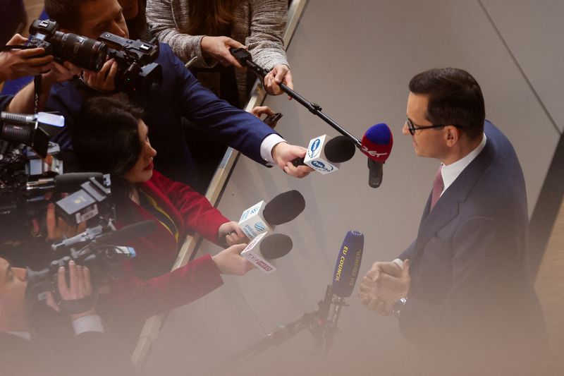 &copy; Reuters. FOTO DE ARCHIVO: El primer ministro de Polonia, Mateusz Morawiecki, habla con los medios de comunicación mientras asiste a la cumbre de líderes europeos en Bruselas, Bélgica. 9 de febrero, 2023. REUTERS/Johanna Geron/Archivo