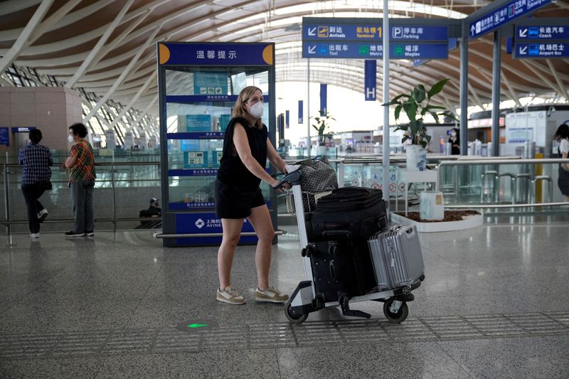 © Reuters. Turista norte-americana carrega malas por aeroporto, em Xangai, China
27/06/2022
REUTERS/Aly Song