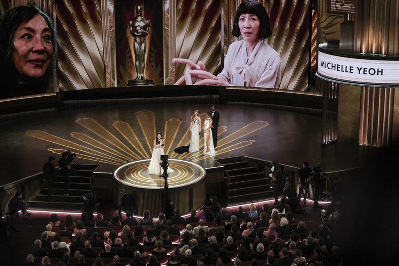 &copy; Reuters. Michelle Yeoh recebe o prêmio de melhor atriz em cerimônia do Oscar, em Los Angeles, EUA
12/03/2023
REUTERS/Carlos Barria
