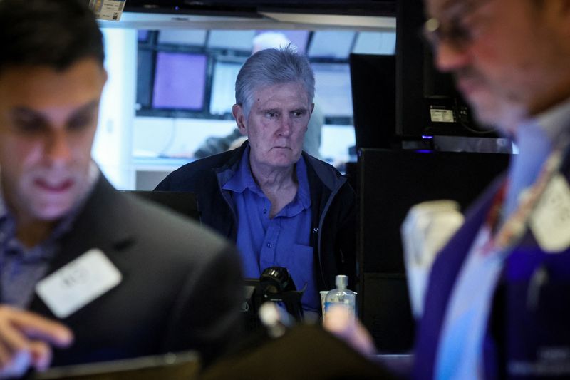 © Reuters. Traders work on the floor of the New York Stock Exchange (NYSE) in New York City, U.S., March 14, 2023.  REUTERS/Brendan McDermid