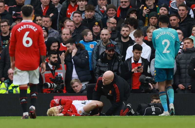 &copy; Reuters. أليخاندرو جارناتشو جناح مانشستر يونايتد الإنجليزي يتلقى الرعاية الطبية بعد إصابته في المباراة أمام ساوثامبتون على ملعب أولد ترافورد يوم 12 