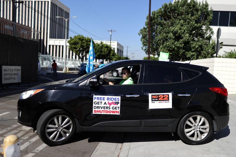 © Reuters. Motoristas de Uber e Lyft participam de protesto contra 