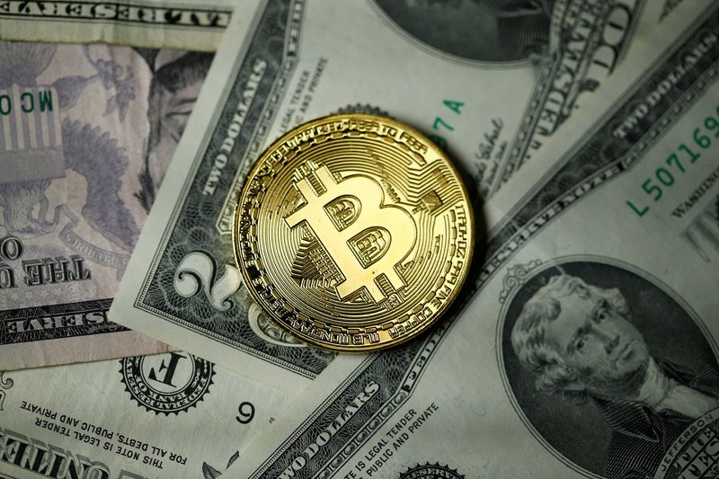 &copy; Reuters. Representação ilustrativa do bitcoin com notas de dólares
27/09/2017
REUTERS/Dado Ruvic