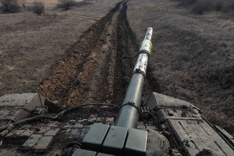 &copy; Reuters.  Militari ucraini guidano un carro armato vicino alla città di Bakhmut, nel contesto dell'attacco russo all'Ucraina, nella regione di Donetsk, Ucraina, 7 marzo 2023. Radio Free Europe/Radio Liberty/Serhii Nuzhnenko via REUTERS