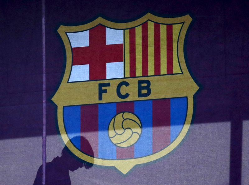 &copy; Reuters. FOTO DE ARCHIVO: La silueta de una mujer pasa por detrás de un logotipo del FC Barcelona en el estadio Camp Nou de Barcelona, España, 24 de marzo de 2016. REUTERS/Albert Gea