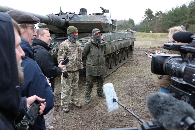 © Reuters. Ukrainian soldiers are surrounded by the media following a training session on Leopard 2 tanks by German army Bundeswehr at the northern German shooting and training range of Bergen, Germany, in this handout picture obtained by Reuters on March 14, 2023.   Bundeswehr/Handout via REUTERS 