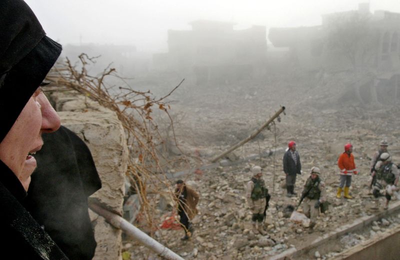 &copy; Reuters. Mulher iraquiana chora olhando para cena de uma explosão no oeste de Bagdá
29/12/2004
REUTERS/Ali Jasim/File Photo