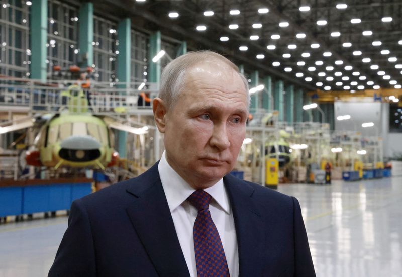 &copy; Reuters. Le président russe Vladimir Poutine en visite dans un site de producition d'avions à Oulan-Oudé, en Russie. /Photo prise le 14 mars 2023/Sputnik/Vladimir Gerdo