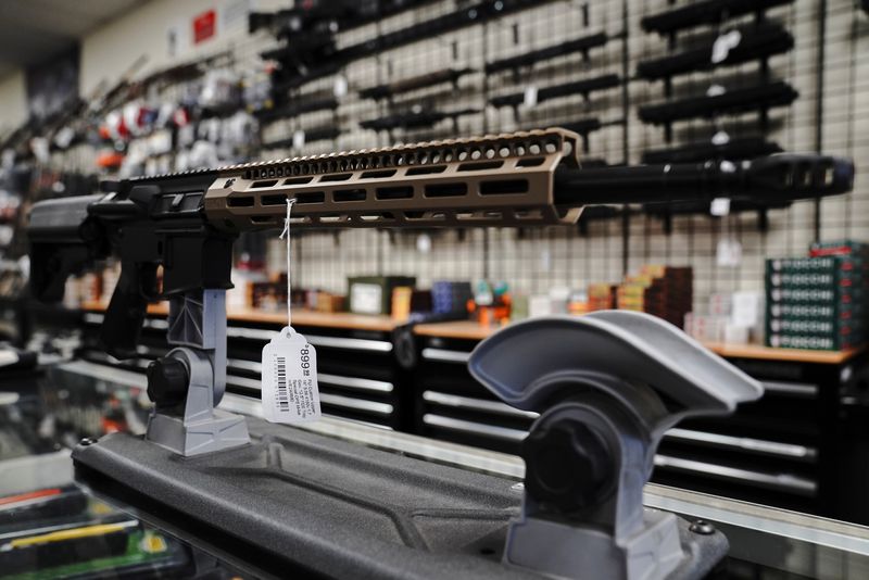 &copy; Reuters. Un receptor superior personalizado "FU" para un rifle de estilo AR-15 se muestra a la venta en Firearms Unknown, una tienda de armas en Oceanside, California, EEUU, el 12 de abril, 2021.  REUTERS/Bing Guan