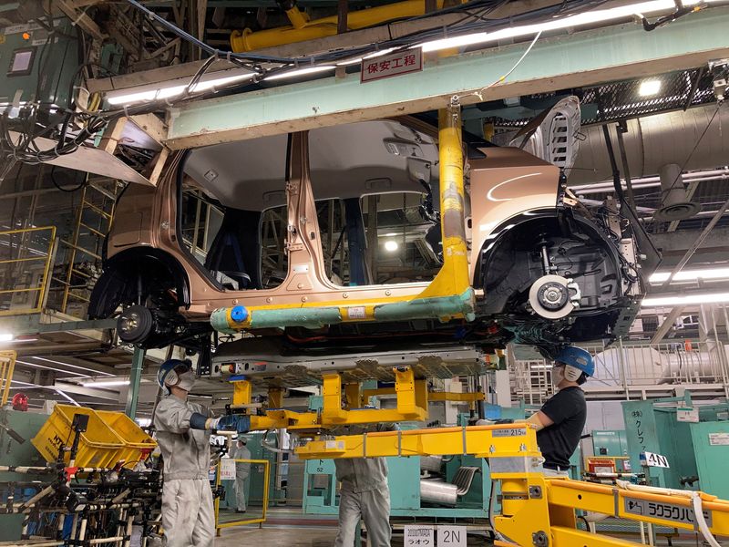 &copy; Reuters. FILE PHOTO: Workers install a battery for a new electric vehicle model at Mitsubishi Motor Corp's factory in Kurashiki, Japan May 19, 2022. Picture taken May 19, 2022. REUTERS/Satoshi Sugiyama/File Photo