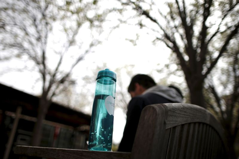© Reuters. FILE PHOTO: A water bottle is seen next to a student studying at the University of California Los Angeles (UCLA) campus in Los Angeles, California, March 4, 2016. REUTERS/Lucy Nicholson 