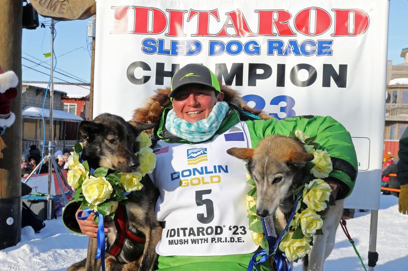 © Reuters. Iditarod winner Ryan Redington, whose grandfather Joe Redington Sr. is known as the founding father of the Iditarod Trail Sled Dog race, poses with his lead dogs Ghost and Sven at the finish line in Nome, Alaska, U.S. March 14, 2023.  The Nome Nugget/Diana Haecker via REUTERS