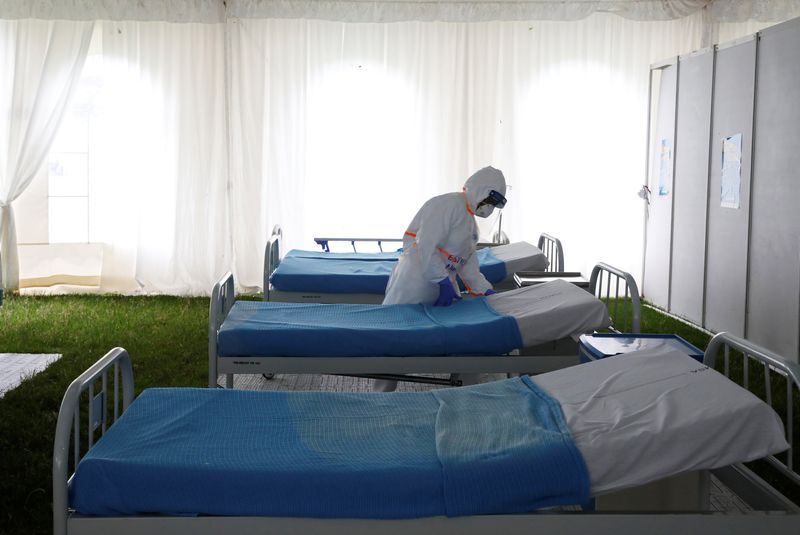 © Reuters. FILE PHOTO: A nurse is seen inside a screening and isolation field hospital set to fight against the spread of the coronavirus disease (COVID-19) at a soccer stadium in the town of Machakos, in Machakos county, Kenya, April 22, 2020. picture taken April 22, 2020. REUTERS/Baz Ratner