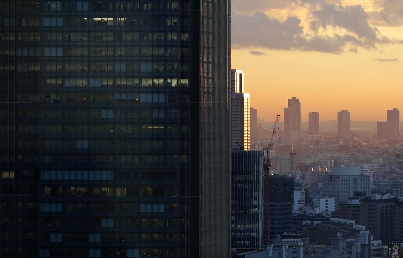 &copy; Reuters. FOTO DE ARCHIVO: Edificios de oficinas durante la puesta de sol en Tokio el 10 de diciembre, 2013. REUTERS/Toru Hanai 