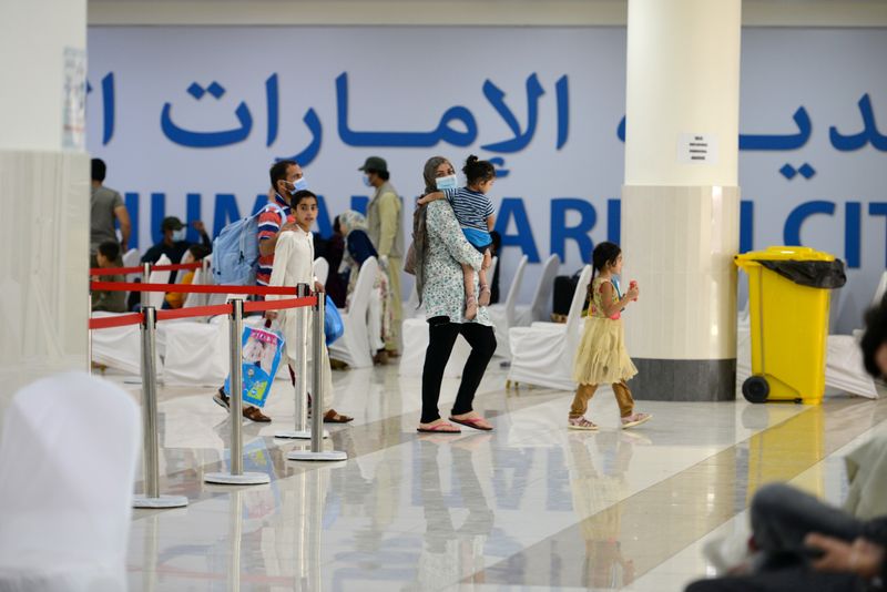 &copy; Reuters. مُجلَوْنَ من أفغانستان يصلون إلى منشأة الإمارات الإنسانية في أبوظبي في أغسطس آب 2021. تصوير: فيدهيا تشاندراموهان - رويترز 