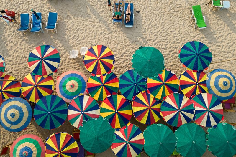 &copy; Reuters. FILE PHOTO: Colourful umbrellas are seen in a restaurant as tourists enjoy a beach in the island of Phuket in Thailand January 19, 2023. REUTERS/Jorge Silva