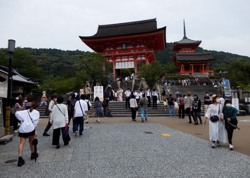 &copy; Reuters. FILE PHOTO: Visitors stroll at Kiyomizu-dera temple, a popular attraction among tourists, in Kyoto, western Japan June 18, 2022. Picture taken June 18, 2022.  REUTERS/Satoshi Sugiyama