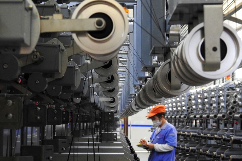 &copy; Reuters. FOTO DE ARCHIVO: Un empleado trabaja en una línea de producción de fibra de carbono dentro de una fábrica en Lianyungang, provincia de Jiangsu, China 27 de octubre de 2018. REUTERS/Stringer