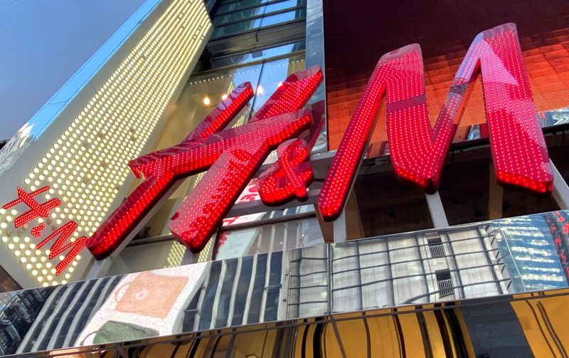 &copy; Reuters. Un magasin de vêtements H&M est vu à Times Square à Manhattan, New York, États-Unis. /Photo prise le 15 novembre 2019/REUTERS/Mike Segar