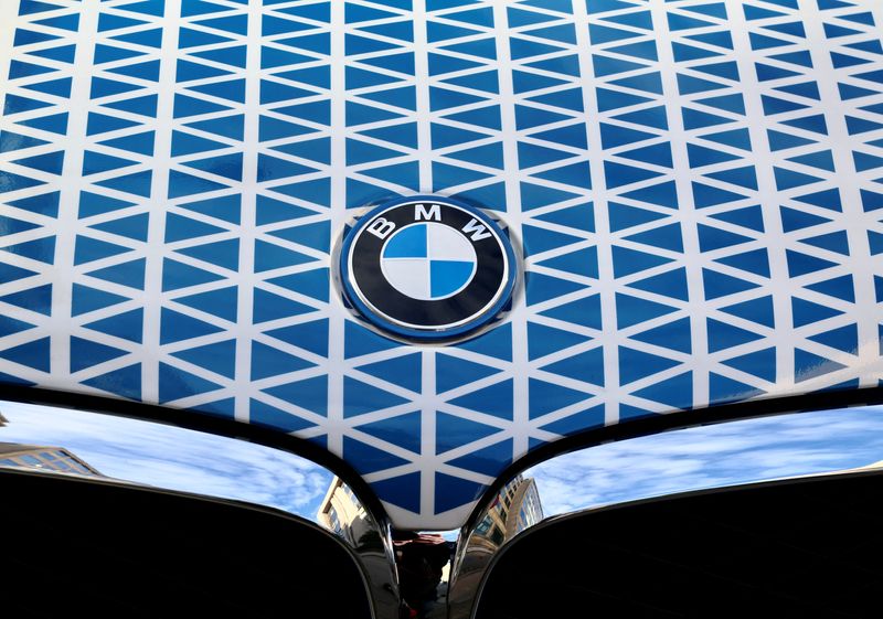 &copy; Reuters. Le logo du constructeur automobile allemand BMW est visible à Bruxelles Belgique. /Photo prise le 28 février 2023/REUTERS/Yves Herman