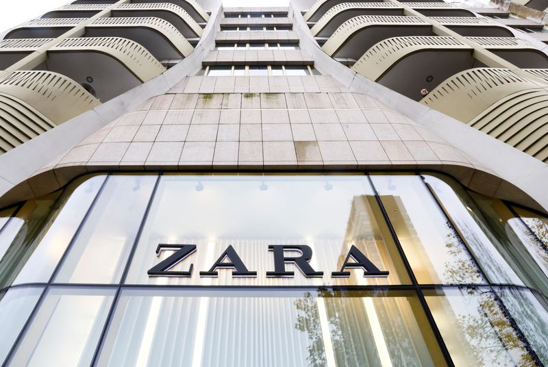 &copy; Reuters. Le logo du magasin de vêtements Zara est visible à l'entrée d'un magasin à Bruxelles, en Belgique. /Photo prise le 28 novembre 2022/REUTERS/Yves Herman