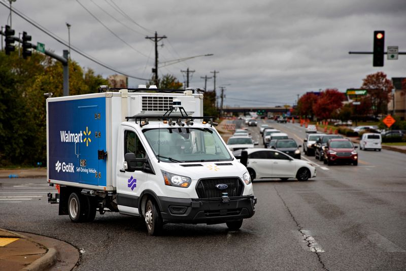 &copy; Reuters. FILE PHOTO: A driverless Gatik delivery box truck operates in Bentonville, Arkansas, U.S. in this picture taken in October 2021 and obtained by Reuters on May 18, 2022. Gatik/Handout via REUTERS 