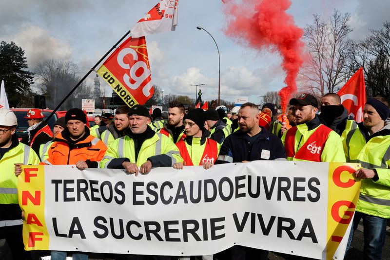 &copy; Reuters. Personas asisten a una manifestación contra el plan de reforma de las pensiones del Gobierno francés, en el marco de la octava jornada de huelga nacional y protestas, en Escaudoeuvres, Francia, 15 de marzo de 2023. REUTERS/Pascal Rossignol