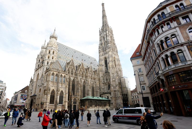 © Reuters. An Austrian police car passes St. Stephens cathedral in Vienna, Austria, March 15, 2023. REUTERS/Leonhard Foeger