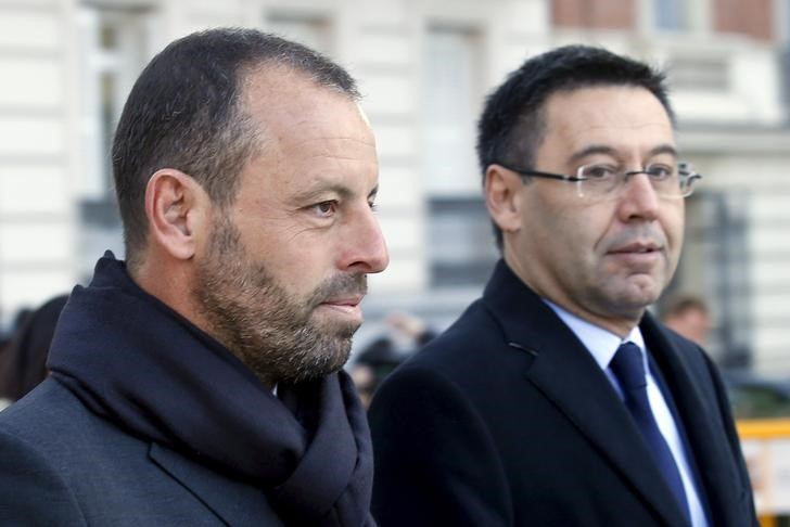 &copy; Reuters. FOTO DE ARCHIVO. Sandro Rosell (izquierda) y Josep Maria Bartomeu llegan a declarar al Tribunal Superior de Justicia de España en Madrid, España. 1 de febrero de 2016. REUTERS/Andrea Comas. Foto cedida por Action Images