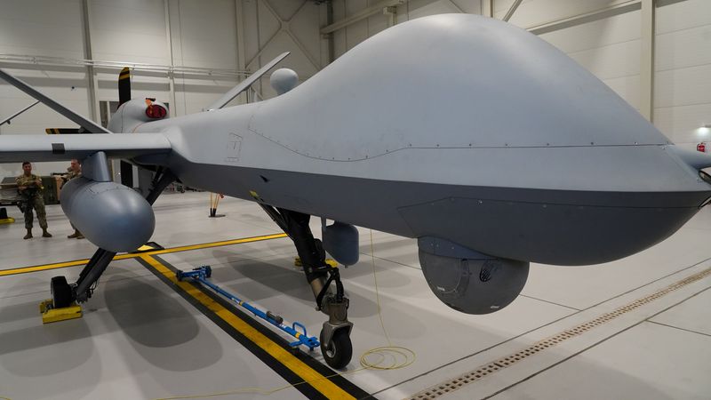 &copy; Reuters. FOTO DE ARCHIVO. Un dron MQ-9 Reaper de la Fuerza Aérea de Estados Unidos en un hangar de la base aérea de Amari, Estonia. 1 de julio de 2020. REUTERS/Janis Laizans