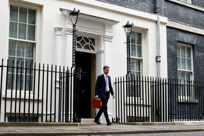 &copy; Reuters. Jeremy Hunt segura pasta com plano de orçamento em Downing Street, em Londres
15/03/2023
REUTERS/Peter Nicholls