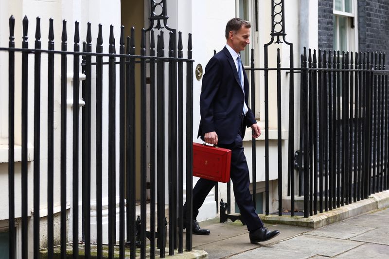 &copy; Reuters. Le ministre britannique des Finances, Jeremy Hunt, à Downing Street, à Londres. /Photo prise le 15 mars 2023/REUTERS/Hannah McKay 