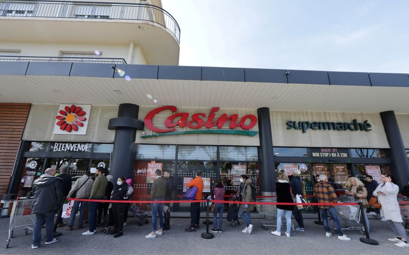 &copy; Reuters. Des personnes font la queue pour entrer dans un supermarché Casino à Nice, en France. /Photo prise le 16 mars 2020/REUTERS/Eric Gaillard