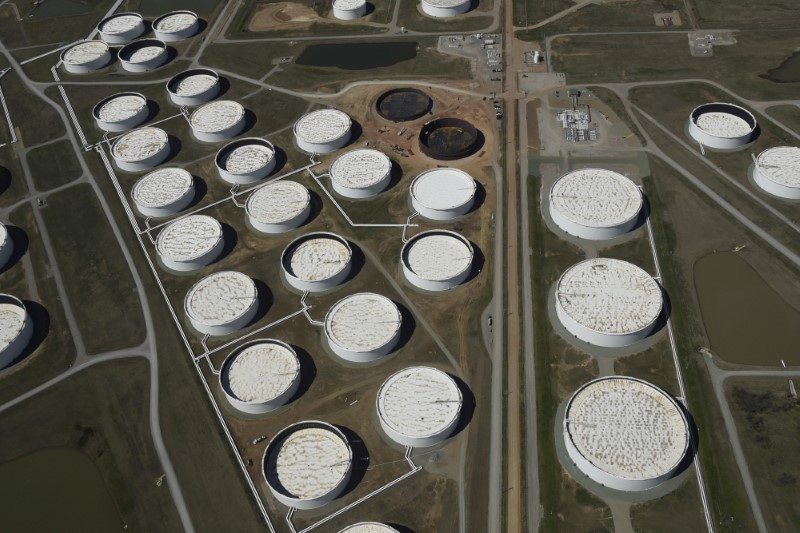 &copy; Reuters. صهاريج لتخزين النفط الخام في كاشينج بولاية أوكلاهوما الأمريكية في صورة من أرشيف رويترز.
