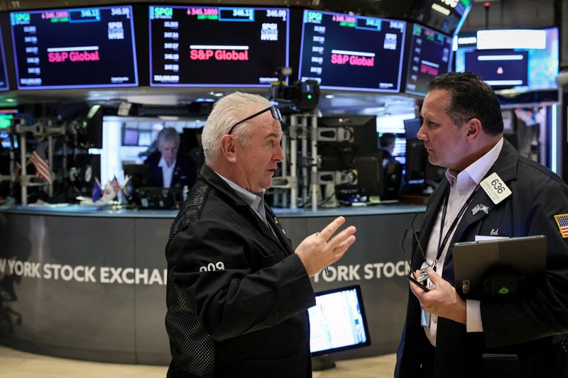 &copy; Reuters. Due investitori presso la Borsa di New York.  REUTERS/Brendan McDermid
