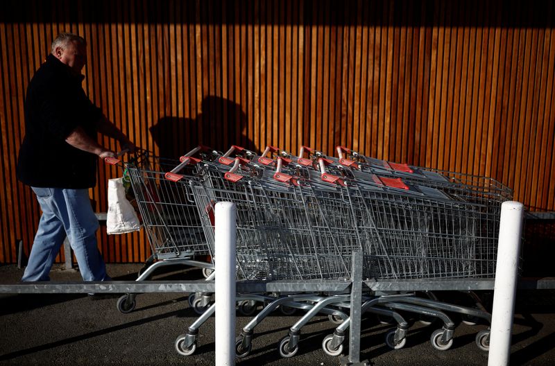 &copy; Reuters. Un homme avec un chariot dans un supermarché à La Verrie, France. /Photo prise le 9 décembre 2022/REUTERS/Stéphane Mahé