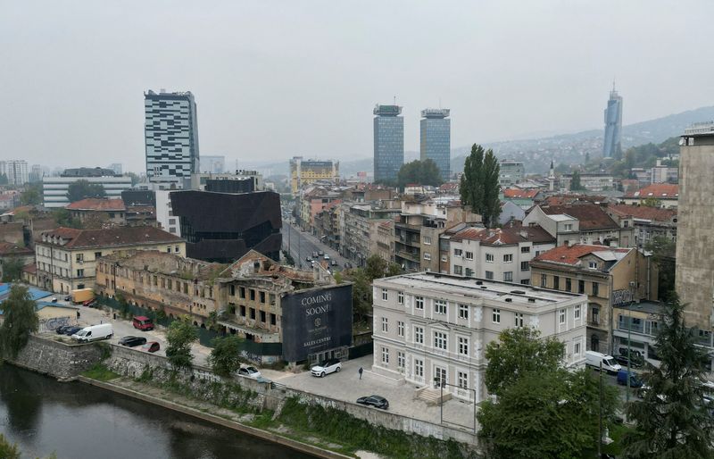 © Reuters. FILE PHOTO: An aerial view of Sarajevo, Bosnia and Herzegovina October 13, 2022. REUTERS/Dado Ruvic/File Photo