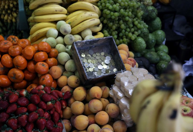 &copy; Reuters. FILE PHOTO: A coin box is pictured next to fruits displayed for sale at a stand at Surco market in Lima, Peru August 31, 2018.  REUTERS/Mariana Bazo