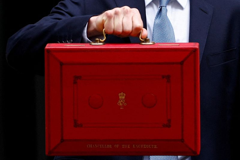 &copy; Reuters. Britain's Chancellor of the Exchequer Jeremy Hunt holds the budget box on Downing Street in London, Britain March 15, 2023. REUTERS/Peter Nicholls