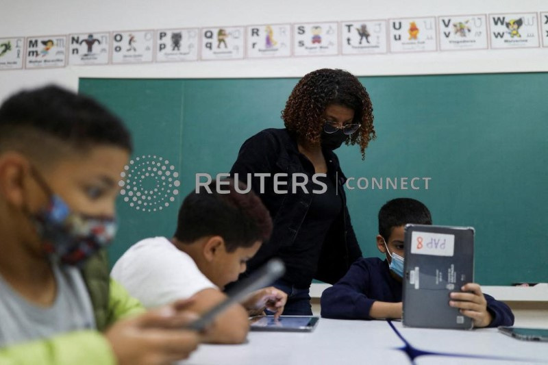 &copy; Reuters. Professora ajuda alunos em sala de aula em São Paulo
23/06/2022
REUTERS/Amanda Perobelli