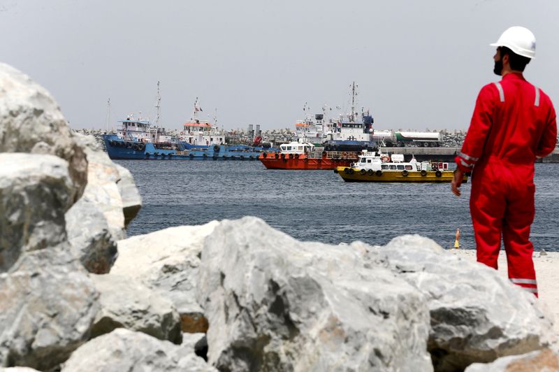 © Reuters. عامل في ميناء الفجيرة بالإمارات في صورة من أرشيف رويترز.