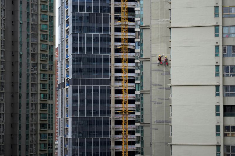 &copy; Reuters. FILE PHOTO: Workers paint a residential building in Shanghai, China, February 21, 2023. REUTERS/Aly Song