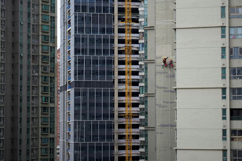 &copy; Reuters. 中国国家統計局が１６日発表したデータに基づきロイターが算出した２月の新築住宅価格は前月比０．３％上昇と、２０２１年７月以来の高い伸びを記録した。写真は２月２１日、上海で撮