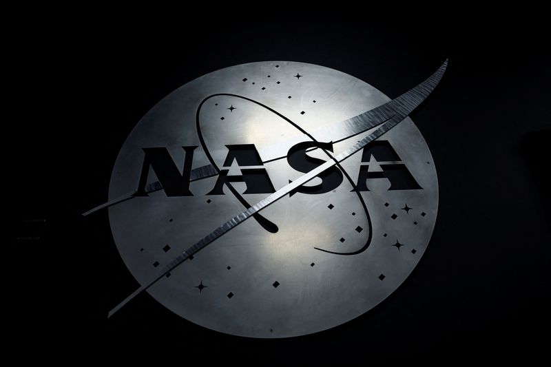&copy; Reuters. شعار إدارة الطيران والفضاء الأمريكية (ناسا) في مركز تحكم عمليات البعثات في فرجينيا يوم 26 أكتوبر تشرين الأول 2022. تصوير: إيفلين هوكستين - رويتر