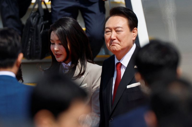 &copy; Reuters. South Korea's President Yoon Suk Yeol and his wife Kim Keon-hee look on at Tokyo International Airport (Haneda Airport) in Tokyo, Japan March 16, 2023.   REUTERS/Issei Kato