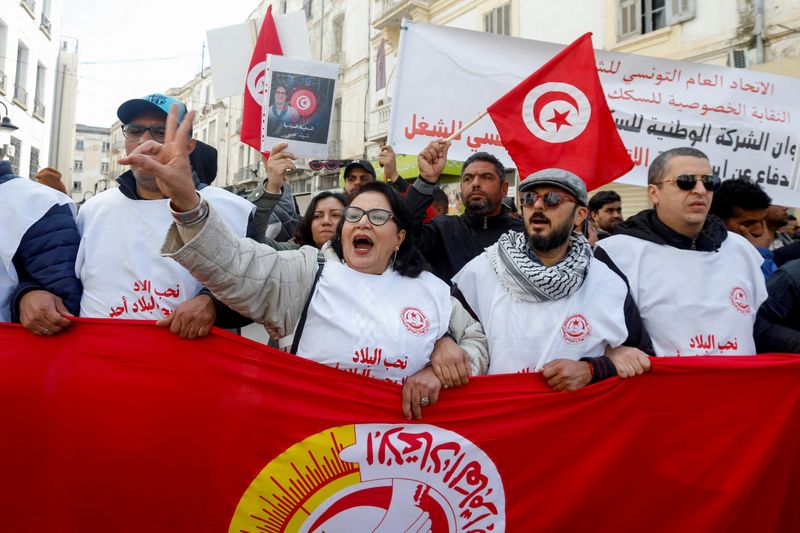 &copy; Reuters. أنصار الاتحاد العام التونسي للشغل يشاركون خلال مسيرة احتجاجا على الرئيس التونسي قيس سعيد في تونس يوم الرابع من مارس آذار 2023. تصوير: زبير الس