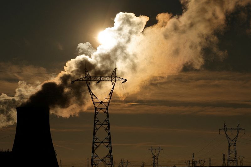 &copy; Reuters. Une centrale électrique est vue au coucher du soleil à Bouchain France. /Photo prise le 12 décembre 2022/REUTERS/Pascal Rossignol