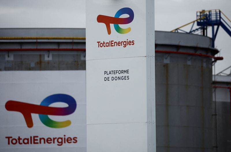 &copy; Reuters. FILE PHOTO: A view shows the French oil giant TotalEnergies refinery in Donges near Saint-Nazaire, France, March 10, 2023. REUTERS/Stephane Mahe