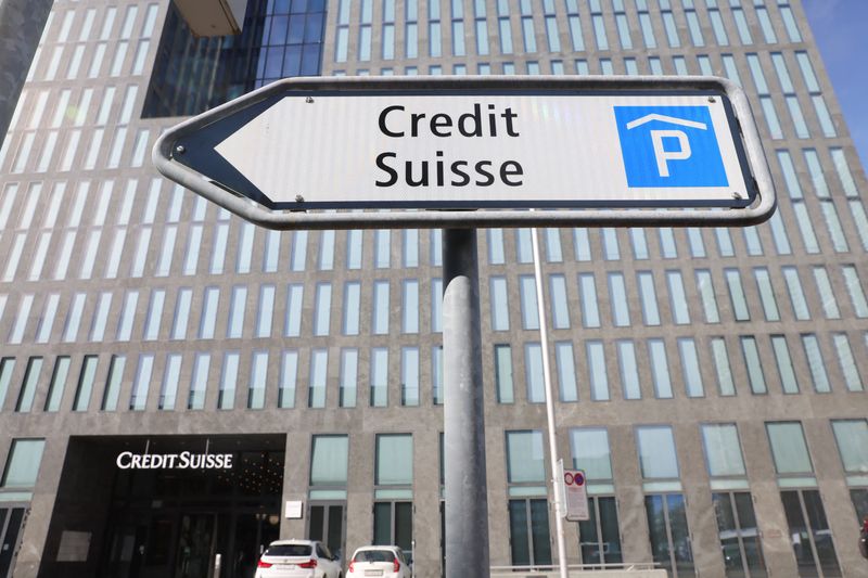 &copy; Reuters. Un cartello stradale nei pressi della sede di Credit Suisse a Zurigo, in Svizzera. REUTERS/Denis Balibouse