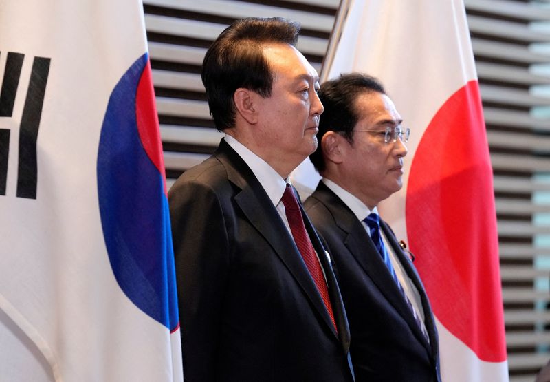 &copy; Reuters. South Korean President Yoon Suk Yeol and Japanese Prime Minister Fumio Kishida attend an honor guard ceremony ahead of their bilateral meeting at the Prime Minister's Office in Tokyo, Japan, 16 March 2023.  FRANCK ROBICHON/Pool via REUTERS